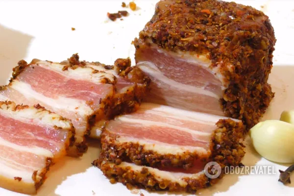 Разрезаем маринованное сало на красивые кусочки