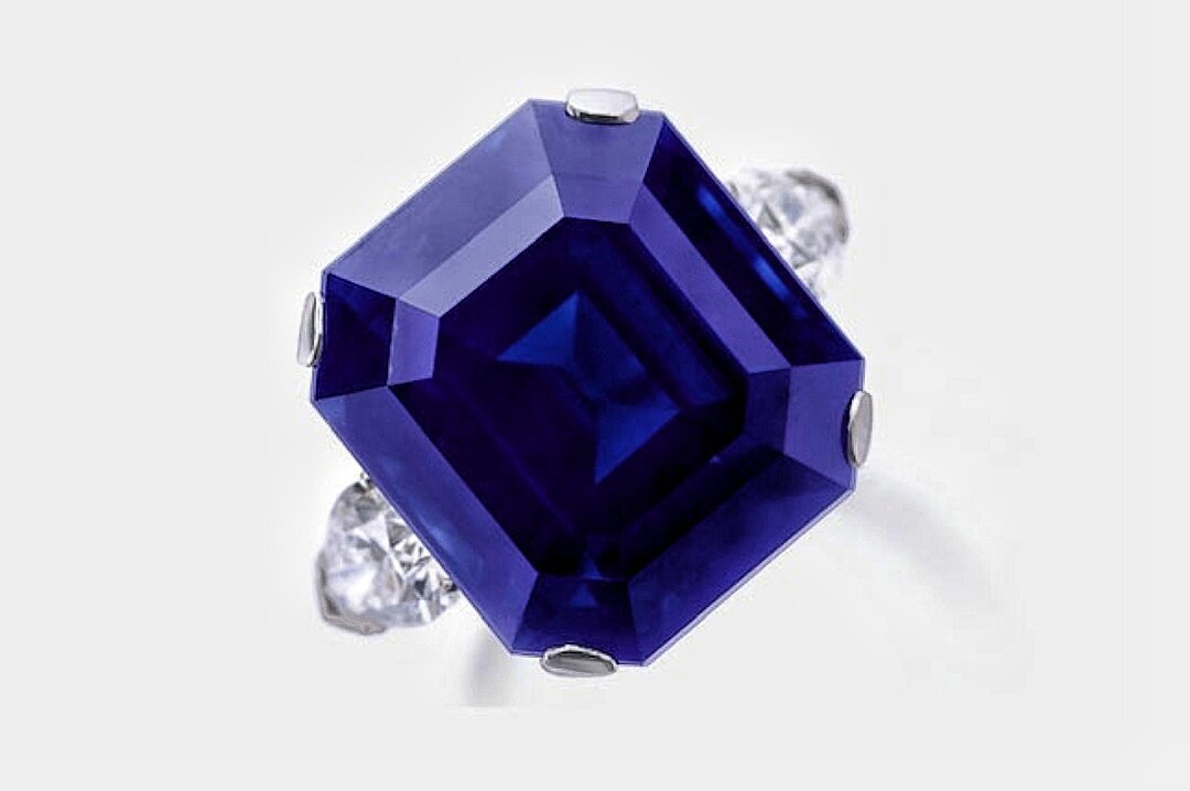 Кольцо с кашмирским сапфиром весом 27,54 от компании Graff. В 2014 году на аукционе Sotheby’s это кольцо ушло за рекордные $6 млн. Если присмотреться, то можно увидеть темные вкрапления, но это является, своего рода, особенностью кашмирских сапфиров