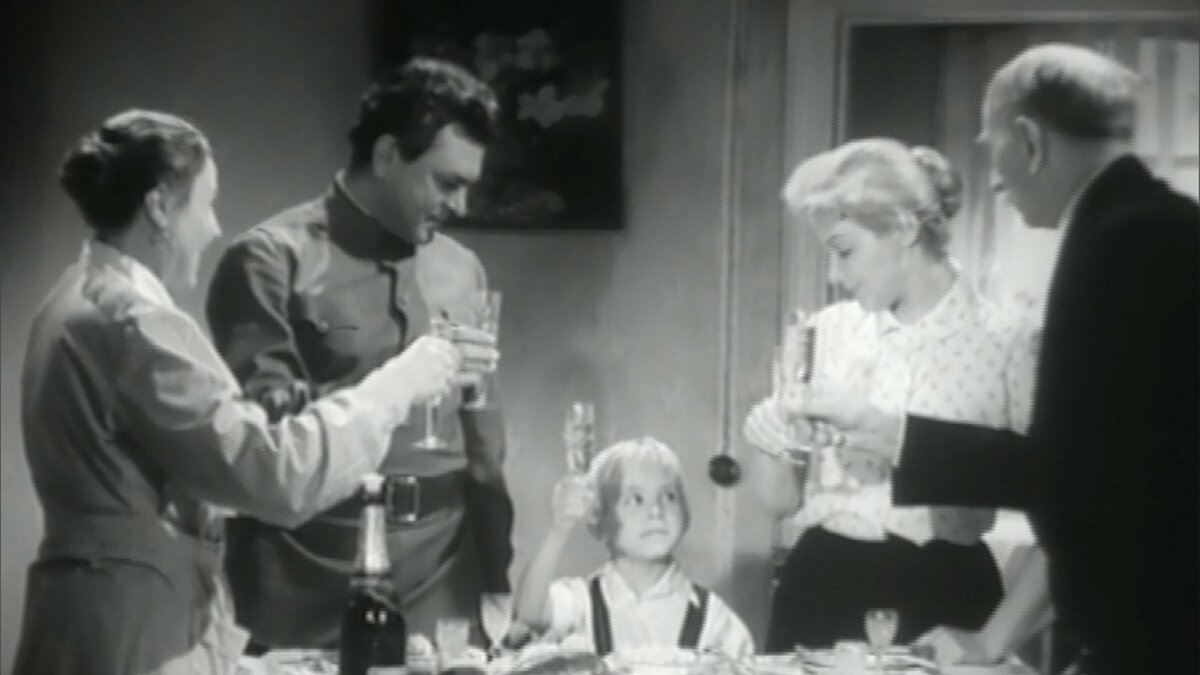 КАДР  ИЗ  ФИЛЬМА "СЕРЕЖА".  МАМИНА   СВАДЬБА.  ХОРОШИЙ  КАДР :  МАМА  И  ЕЕ НОВЫЙ  МУЖ  СМОТРЯТ  НА  СЕРЕЖУ,  А  НЕ  ДРУГ  НА  ДРУГА...