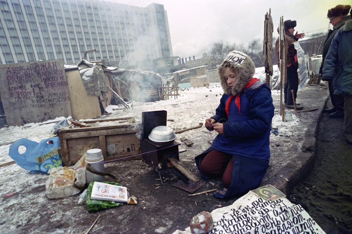 Конечно 90. Палаточный городок у стен Кремля 1990. Палаточный городок на красной площади 1990. Палаточный городок у Кремля. Девяностые годы.