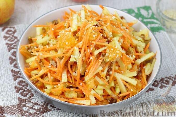 мандарин, яблоко, морковь, орех грецкий, сок лимона, масло растительное, кунжут, соль, перец молотый