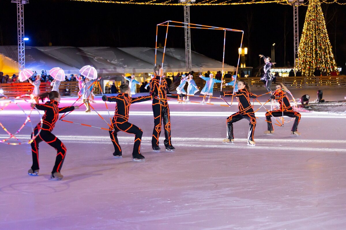 Площадь катка, работающего на фестивале, составляет 5,5 тыс. кв. метров. Вход бесплатный, как и прокат коньков