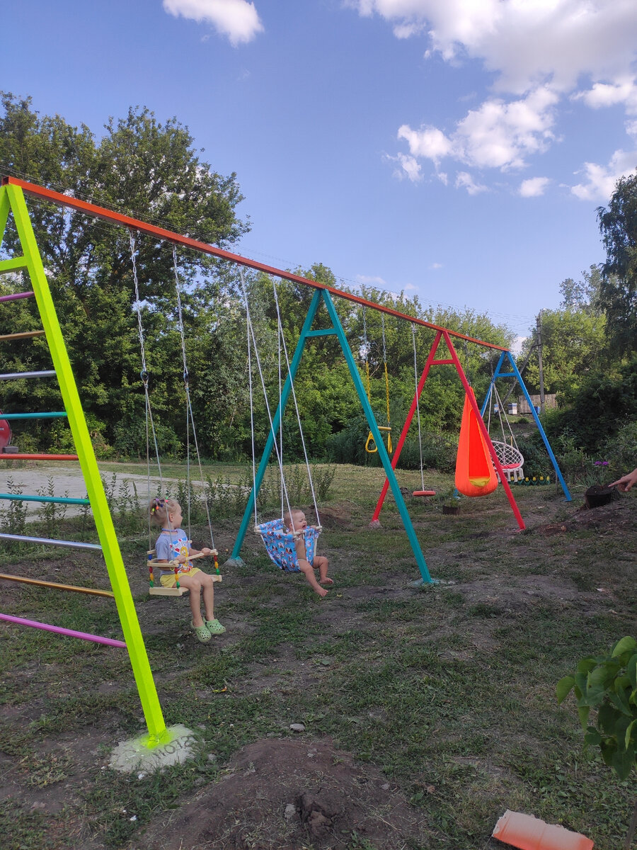 Девочки оценили личную детскую площадку