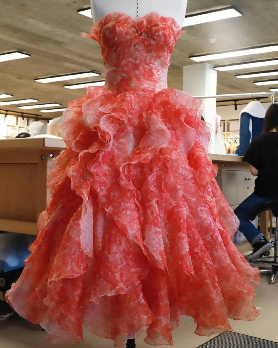 Коралловое платье от Alexander McQueen