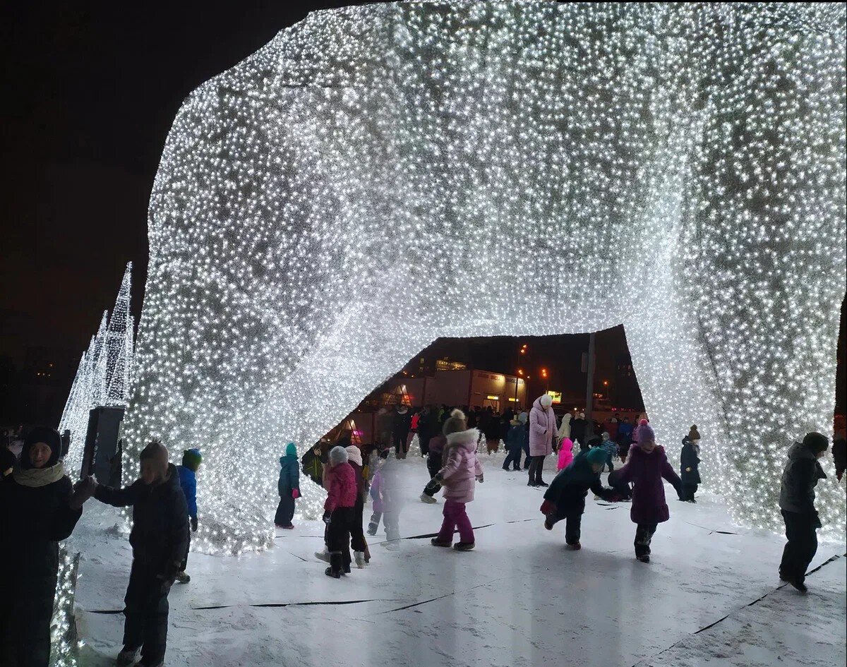 Дети под огромным мишкой.  (Листаем -->)