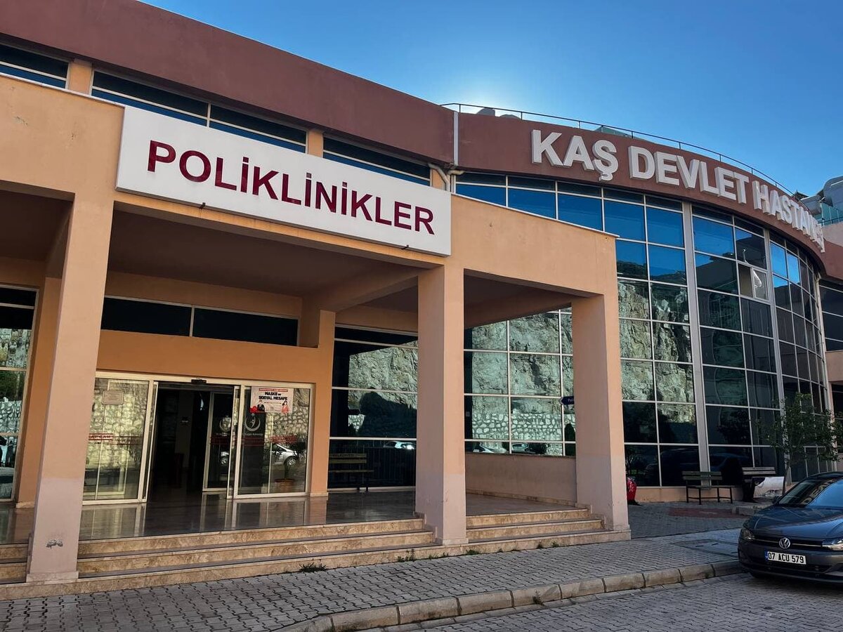 Центральный вход в Kaş State Hospital. Если приезжаете на такси, то вас высадят у центрального входа и вы сразу выйдете к стойке информации. Если приезжаете на машине, то с парковки нужно зайти в больницу, пройти по коридору и подняться на второй этаж