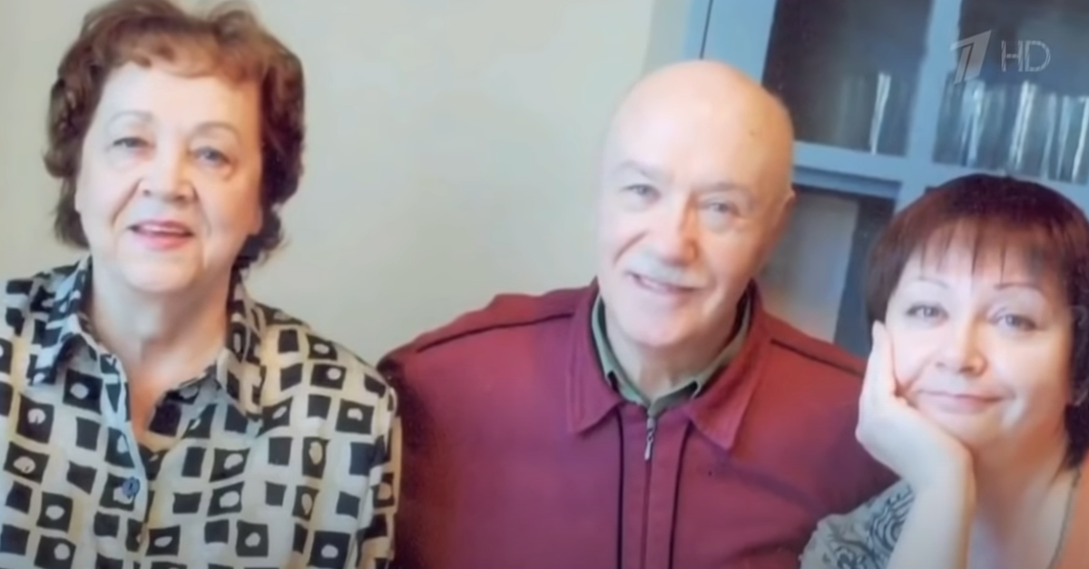 Куравлев с женой и дочерью. Кадр документального фильма «Леонид Куравлев. Это я удачно зашел!»