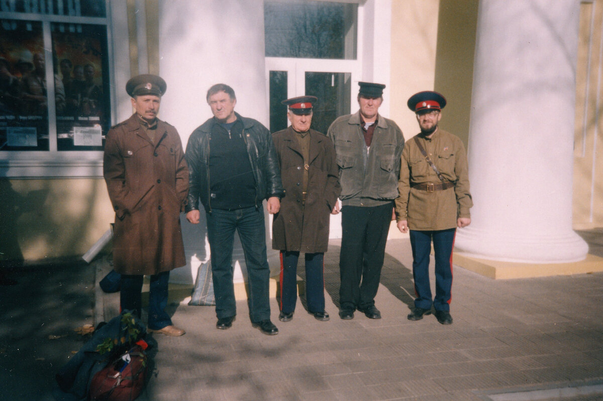 Казачий писарь и поэт Юрий Борисович Жуков (в плаще) с сотоварищами.