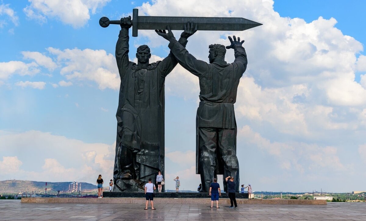 Памятник «Тыл – фронту»