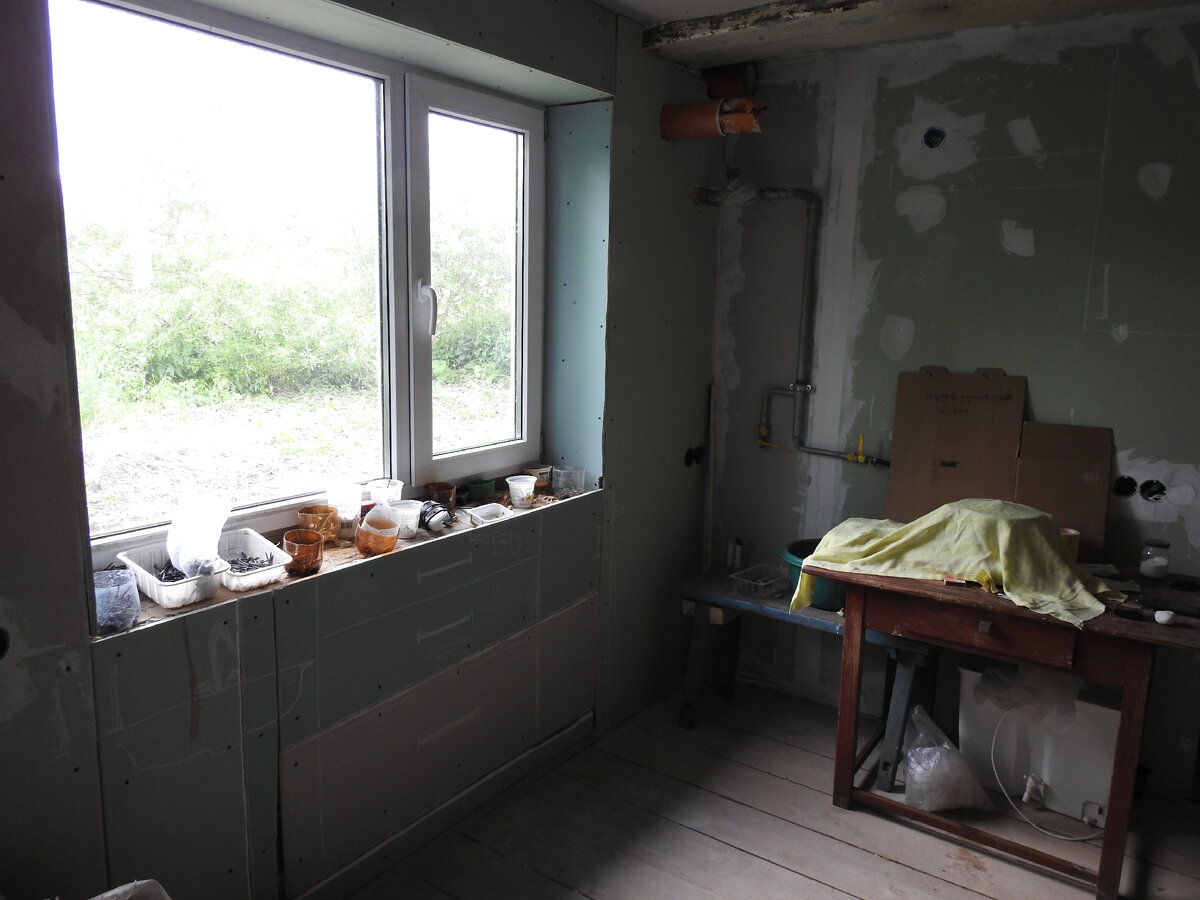 Справа на газовой плитой должна быть вытяжка и шкафчик, в углу - котел.