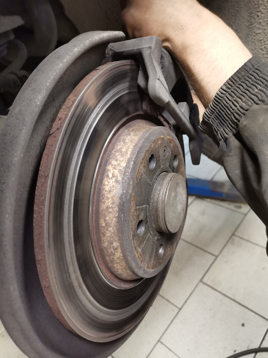 изношенные тормозные колодки "пропилили" тормозной диск