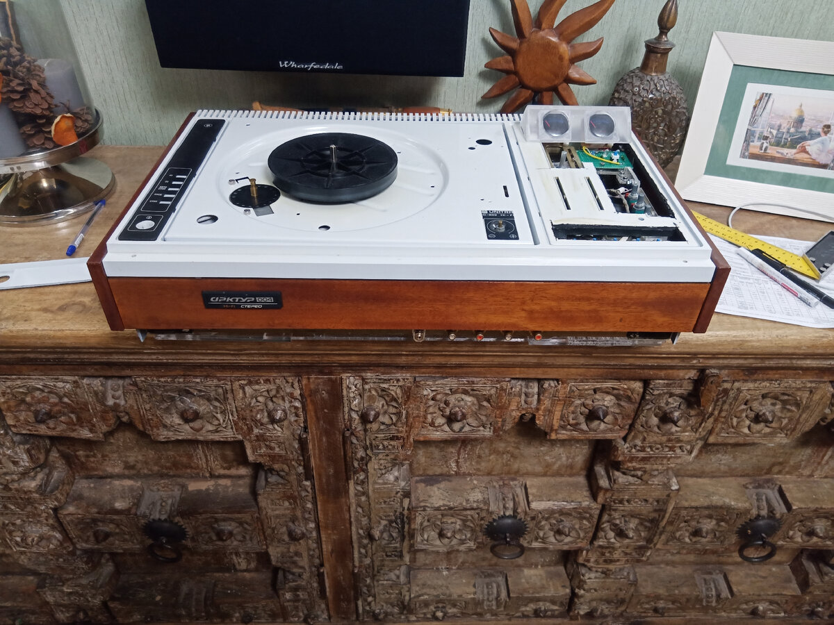 Белый цвет придает Арктуру определенный лоск. На панели регуляторов не обращайте внимания - они будут удалены и заменены на новые.