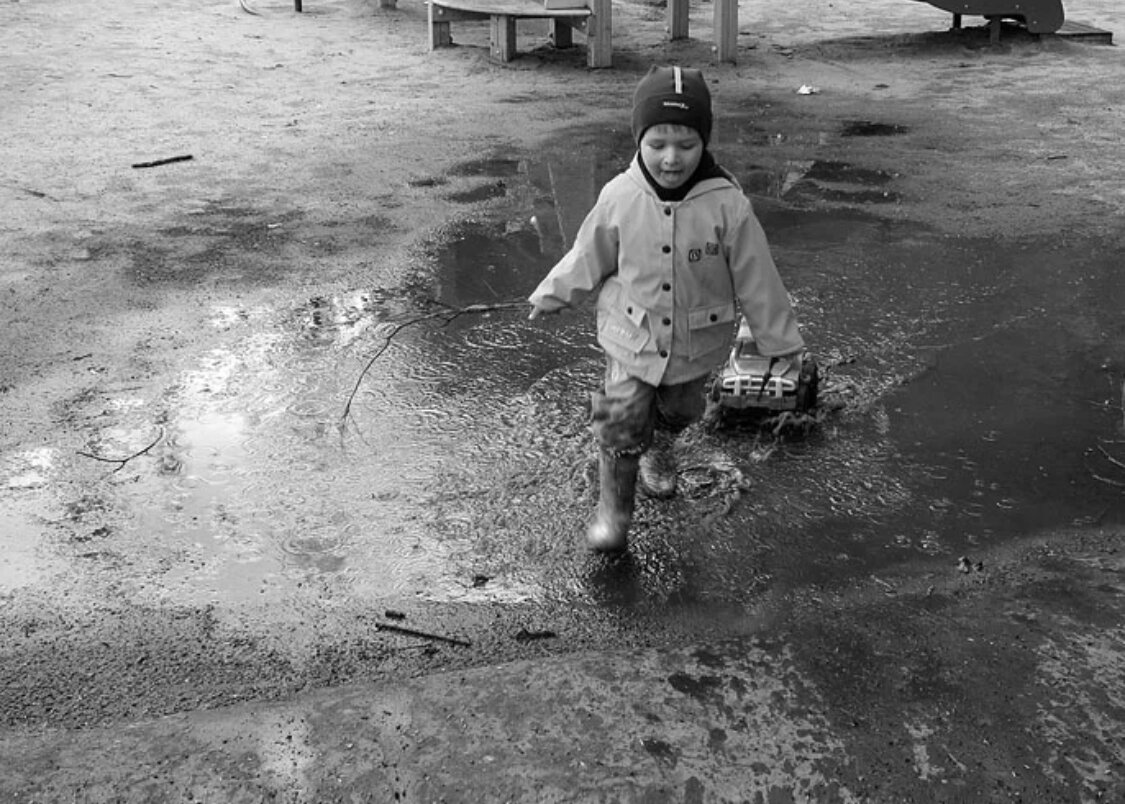 Лужа гулять. Детство лужи. Ребёнок в луже Советский. Лужи весной. Мальчик в луже.