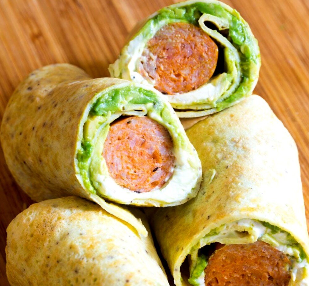 Яичный ролл с куриной сарделькой, авокадо и крем-чизом 