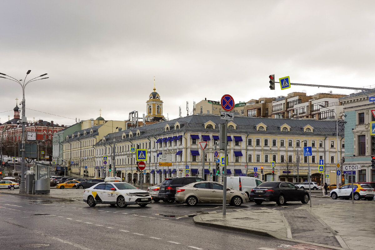 Бульвар 2023. Цветной Москва. В Москве на трубной площади Антон п.ч.. Фото Советской площади с квадрокоптера.