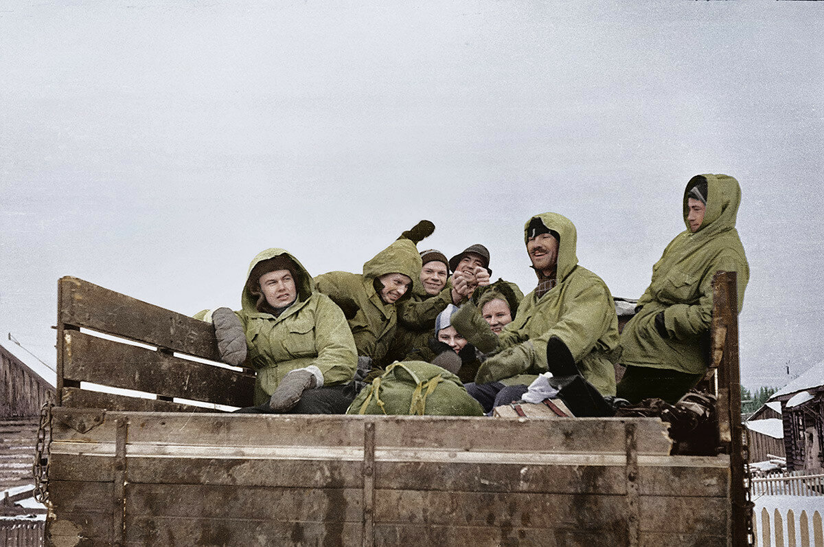 Вижай. Погрузка в грузовик. 26 января 1959года. Слева направо: Дорошенко-Юдин-Дятлов-Колмогорова-Тибо-Дубинина-Золотарев(Колеватов)-Слободин. На этом фото Колеватова не видно, но на другом фото с этим же сюжетом Колеватов за спиной Золотарева.  Кривонищенко фотографирует.   
