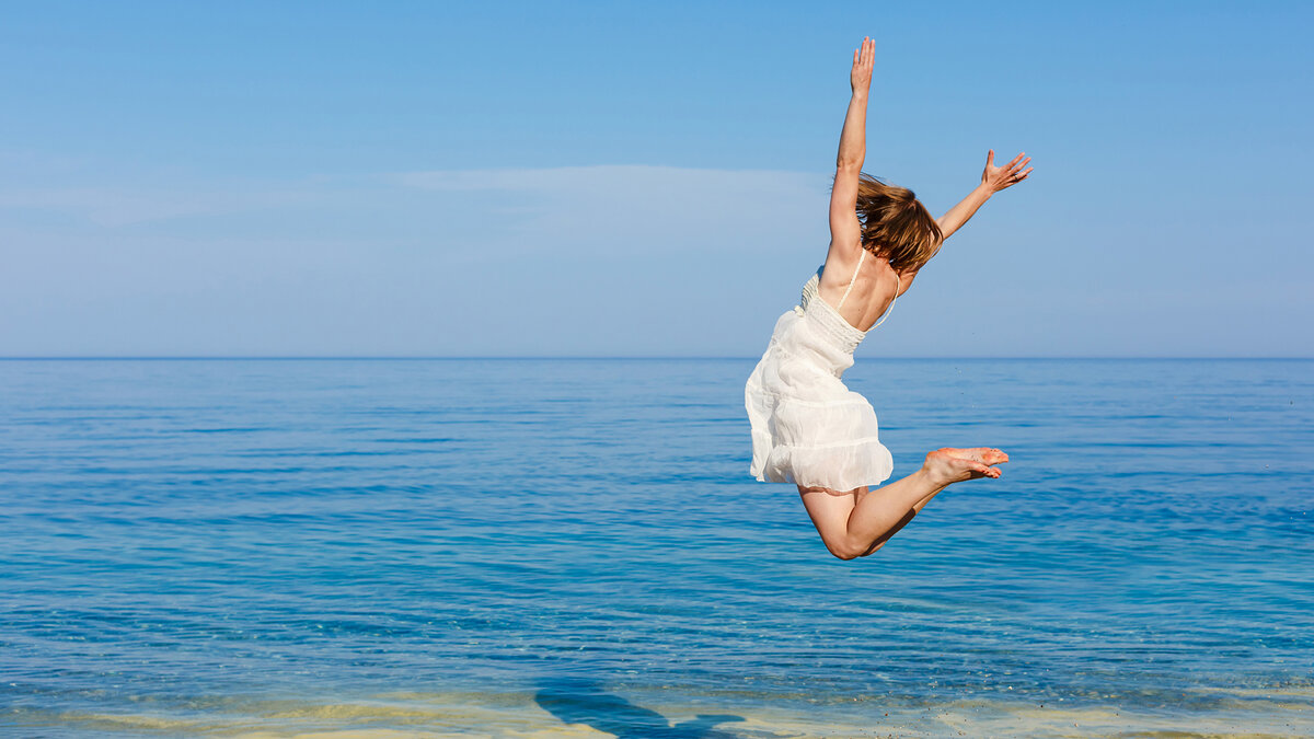 Наберите в браузере в картинках "свобода". Растопыренные руки, подбородок вверх, прыжок, открытое пространство... Это изображение эмоции, именно так его и копируют для селфи. 