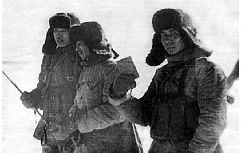 Китайские пограничники с заствы Гунсы идут в рукопашную