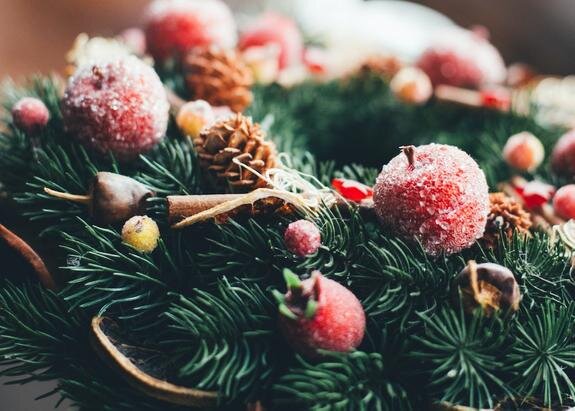    новогодние украшения, https://unsplash.com/photos/NWZSWVhKErE