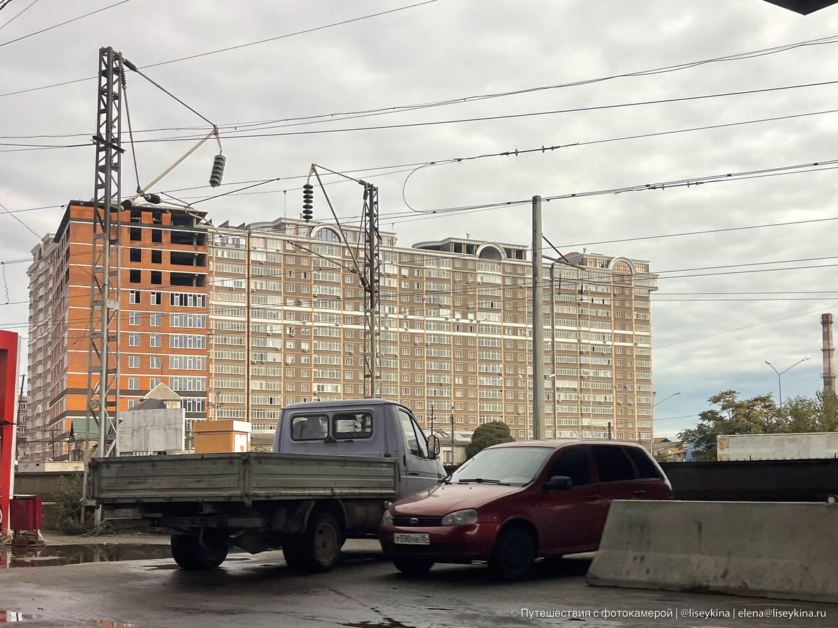 Обратите внимание на средний подъезд этого дома. Наверху не вставлены стёкла. Хотя соседние застеклены. И такое повсеместно. 