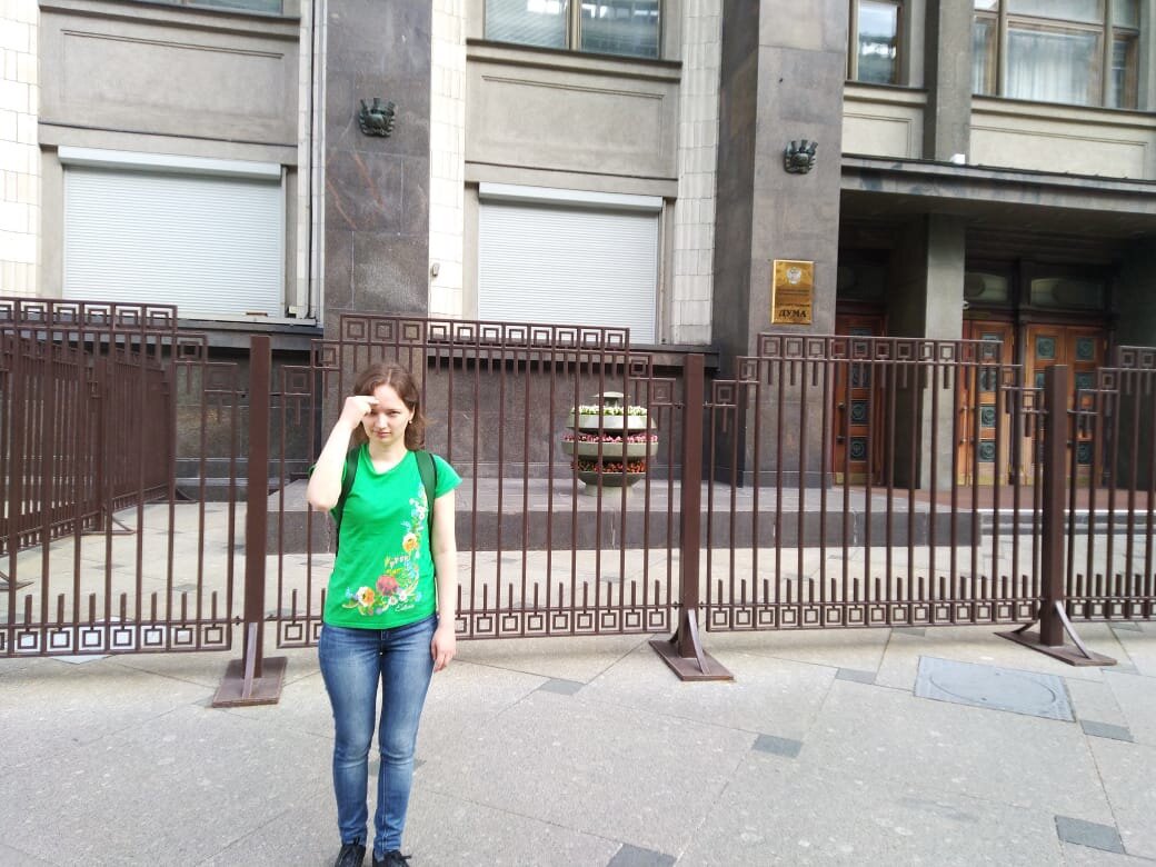 Я возле Государственной думы - думаю, не пойти ли туда работать.