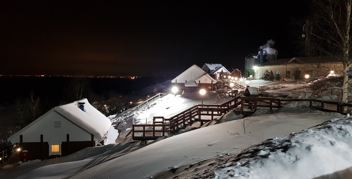 Баньки расположены на склоне горы.