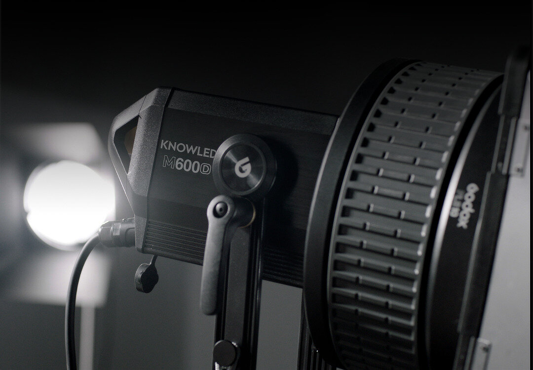 Godox Knowled M600D ("D" обозначает модель осветителя с цветовой температурой дневного света 5600K)