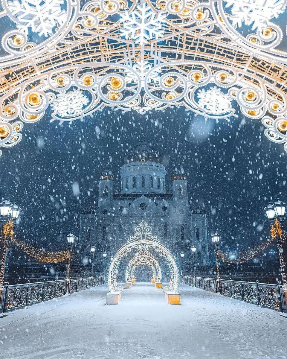 Патриарший мост в Мосвке. Источник: Яндекс. Картинки