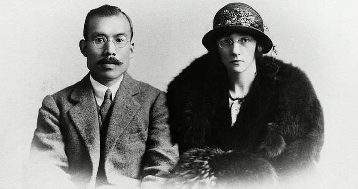 Масатака Такесуру с женой