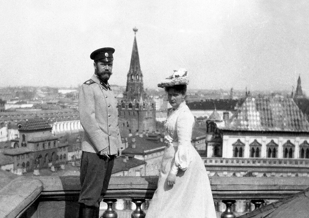 Николай II и императрица Александра Фёдоровна на крыше Большого Кремлёвского дворца. 1903 год. Источник: https://news.ru/society/zagovorshiki-i-odinochki-kak-pokushalis-na-pervyh-lic-sssr-i-rossii-chast-1/