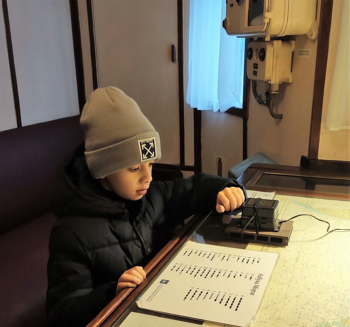 -"Sos! Хочу есть! Привезите пиццу срочно!" :)))