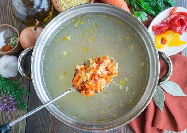 Внесите разнообразие в ежедневное меню — приготовьте вкусный и сытный суп с пшенной крупой и сырым яйцом. Это простой и достаточно диетический суп на легком курином бульоне.-7