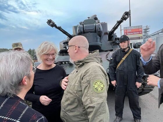    Кристина Ламбрехт и министр обороны Украины Алексей Резников в Одессе © Jörg Blank/dpa/ТАСС
