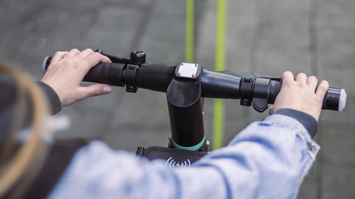    Девушка едет на самокате:Malorny/Getty Images