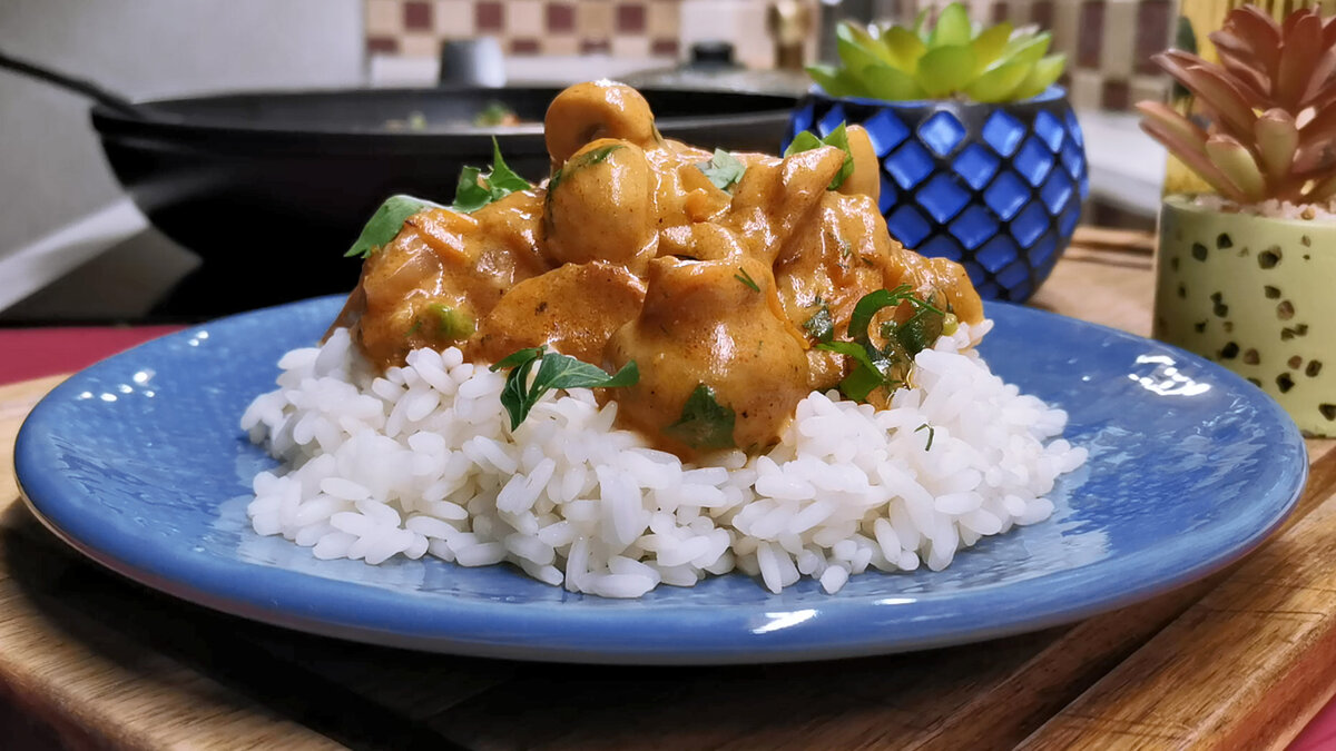 Все просто и очень вкусно. Показываем, как приготовить особенно нежное мясо  с грибами в сырном соусе на одной сковороде | Розовый баклажан | Дзен