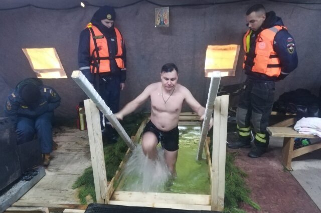    В палатке купель неглубокая, но около неё всй равно дежурили спасатели. Фото: «АиФ-Урал»/ Рада Боженко