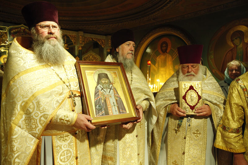  Святитель Иоанн любил людей отеческой любовью, всей душой и сердцем. Источник: Из архива сайта Патриарха Московского и Всея Руси: https://foto.patriarchia.ru/news/torzhestva-po-sluchayu-15-letiya-proslavleniya-svyatitelya-ioanna-shankhayskogo-i-san-frantsisskogo-chudotvortsa/
