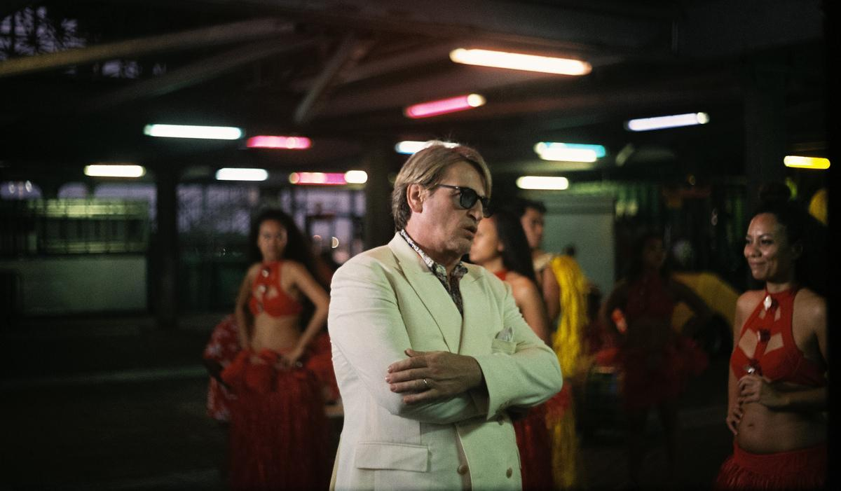 Кадр из фильма Tourment sur les îles. Режиссер: Альберт Серра. Оператор: Артур Торт. Производство: Anderground Films, Archipel Productions, ARTE France, arte France Cinéma, Bayerischer Rundfunk (BR), Centre National de la Cinématographie (CNC), Ciné, Cinémage 16, Fumdo de Apoio ao Turismo e Cinema, ICA Fonds Franco-Portugais, Idéale Audience, Institut Català de les Empreses Culturals (ICEC), Instituto de la Cinematografia y de las Artes Audiovisuales, La Polynésie française, MOIN - Film Fund Hamburg Schleswig-Holstein, Région Provence Côte d'Azur, Radiotelevisão Portuguesa (RTP), Rosa Filmes, Tamtam Film, Televisió de Catalunya (TV3)