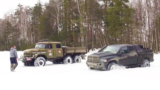 Колхозный ЗИЛ 131 против крутого москвича на Dodge RAM. Гонка по бездорожью.