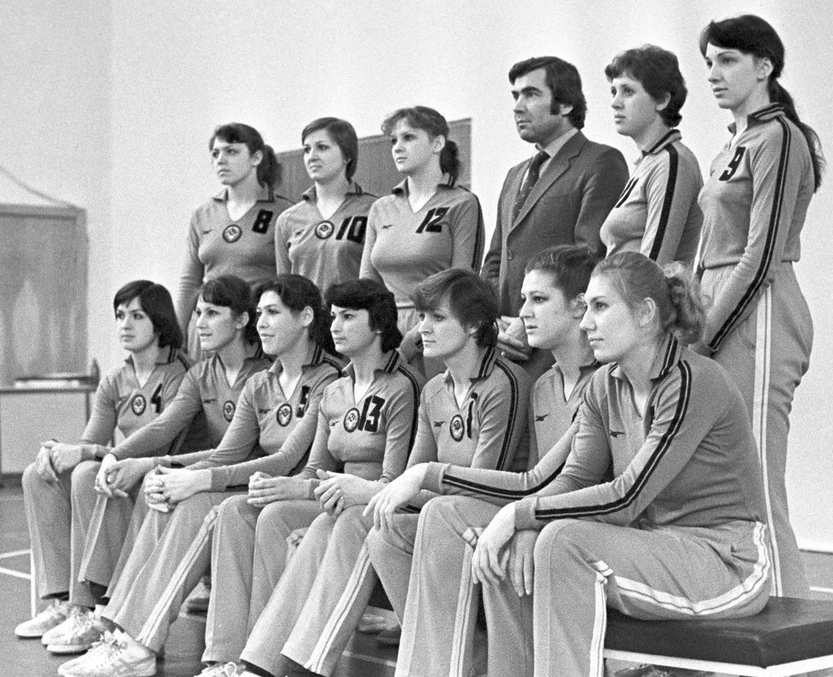 Здравствуйте, сегодня я хотел бы поговорить о волейболе и его развитии в России и Советском Союзе. Волейбол один из старейших командных видов спорта практикуемых в России.-2
