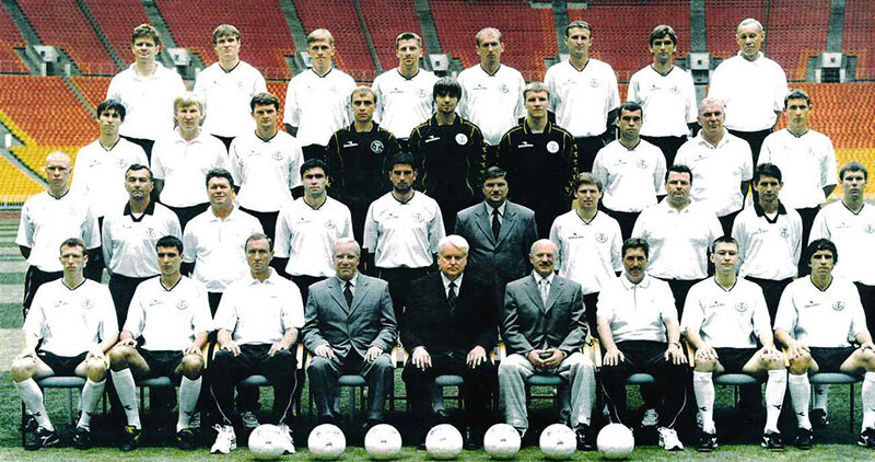 «Торпедо» образца 2003 года. 
Верхний ряд (слева направо): Алексей Завгородний (массажист), Андрес Опер, Александр Лухвич, Александр Ширко, Сергей Кормильцев, Максим Аристархов, Владимир Леонченко. Анатолий Зарапин (тренер вратарей).
Второй ряд сверху (слева направо): Виталий Волков, Николай Солдатов (администратор), Александр Горин, Валерий Воробьёв, Илья Абаев, Дмитрий Бородин, Сергей Будылин, Анатолий Прояев (врач), Игорь Лебеденко.
Третий ряд сверху (слева направо): Мантас Самусёвас, Александр Гостенин (тренер), Александр Петров (массажист), Сергей Осипов, Николай Йолович, Юрий Мишин (начальник команды/генеральный директор), Игорь Семшов, Владимир Золотов (администратор), Сергей Агашков (тренер), Константин Зырянов.
Нижний ряд (слева направо): Виктор Болихов, Максим Фокин, Юрий Миронов (тренер), Борис Мегрелидзе (член Совета директоров клуба), Виктор Калюжный (заместитель министра иностранных дел РФ), Владимир Алёшин (председатель Совета директоров клуба), Сергей Петренко (главный тренер), Марат Махмутов, Дмитрий Ровнейко.