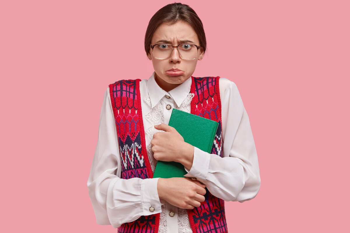 <a href="https://ru.freepik.com/free-photo/photo-of-displeased-female-wonk-wears-big-spectacles-white-blouse-has-dark-combed-hair-purses-lower-lip-in-discontent_11435209.htm#page=2&query=%D0%B3%D0%BB%D1%83%D0%BF%D1%8B%D0%B9%20%D1%81%D1%82%D1%83%D0%B4%D0%B5%D0%BD%D1%82&position=4&from_view=search&track=ais">Изображение от wayhomestudio</a> на Freepik
