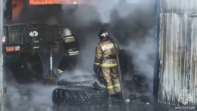    МЧС опубликовало кадры с тушения крупного пожара в Нижневартовске