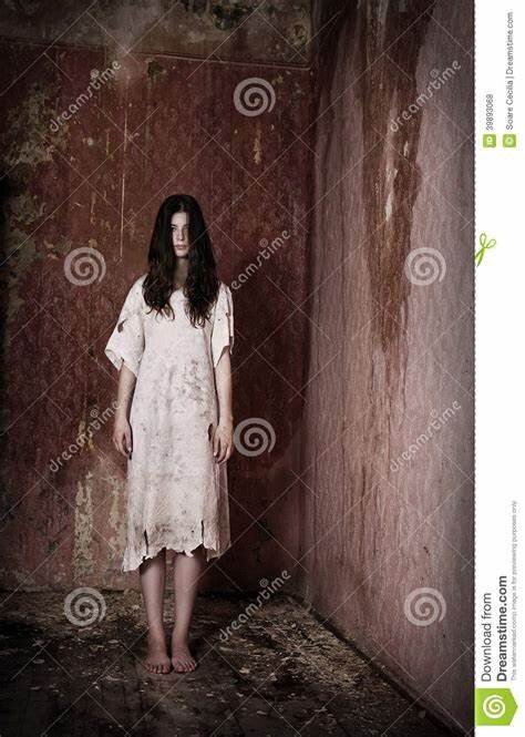 Холодным зимним вечером Сара решила навестить дом своего детства. Она много лет жила вдали от дома и испытывала ностальгию по месту, где выросла. Подойдя к старому дому, она заметила, что что-то изменилось. Окна были заколочены, а двор зарос сорняками. 
Не обращая внимания на свою тревогу, Сара вошла внутрь. В доме было темно, и единственным звуком был скрип старых деревянных полов под ее ногами. Она почувствовала, как по позвоночнику пробежал холодок, когда она прошла через пустые комнаты.

Идя по коридору, Сара услышала тихий шепот, доносившийся из одной из комнат. Она замешкалась, не зная, стоит ли выяснять отношения. Но шепот становился все громче, и она почувствовала, что ее тянет в комнату.

Войдя внутрь, она увидела фигуру, сидящую в углу. Это была маленькая девочка, не старше десяти лет, с длинными черными волосами и бледным лицом. Девочка держала в руках куклу, и Сара слышала, как она шепчет ей.