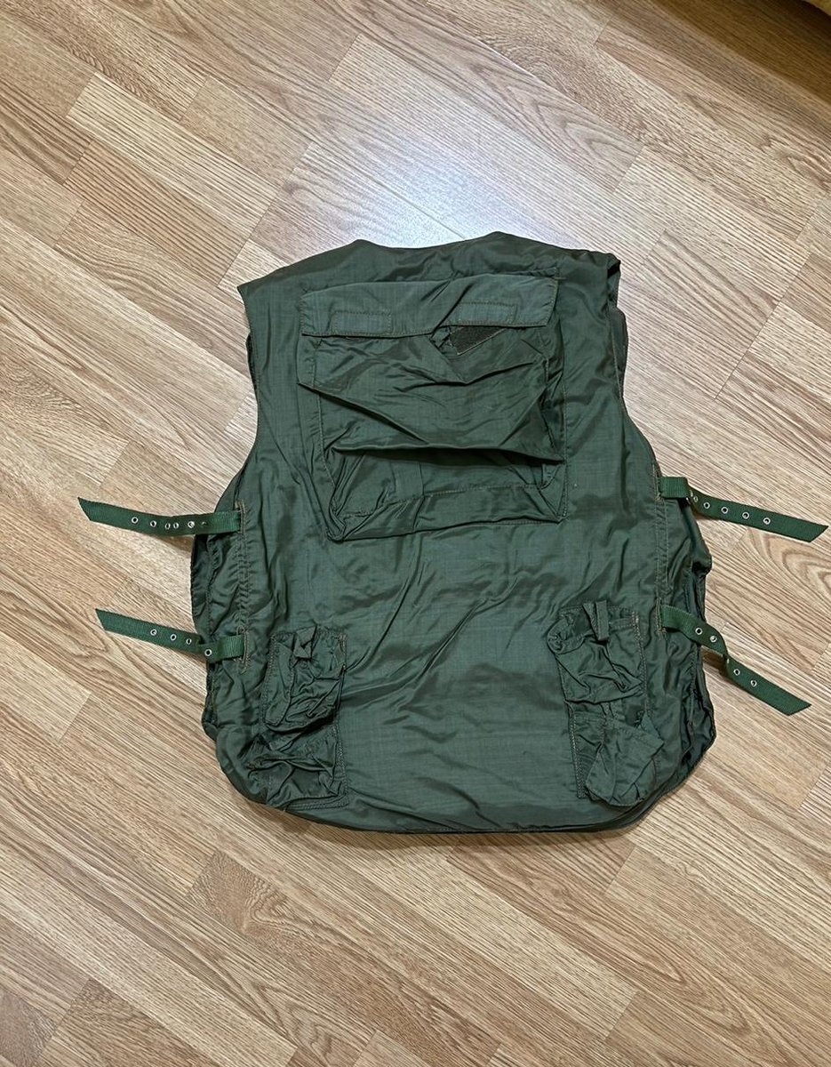 Грудная и спинная секции фиксируются не на липучках, а на ремешки. Надевать броник стало менее удобно, зато он гораздо надежнее держится.