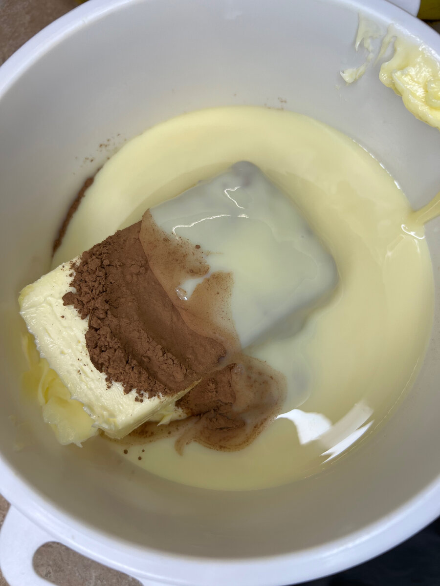 2. В емкости смешиваем масло, сгущенку, какао 