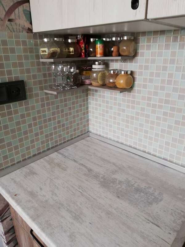 Компактные полочки для мелочей пригодятся в любой кухне.