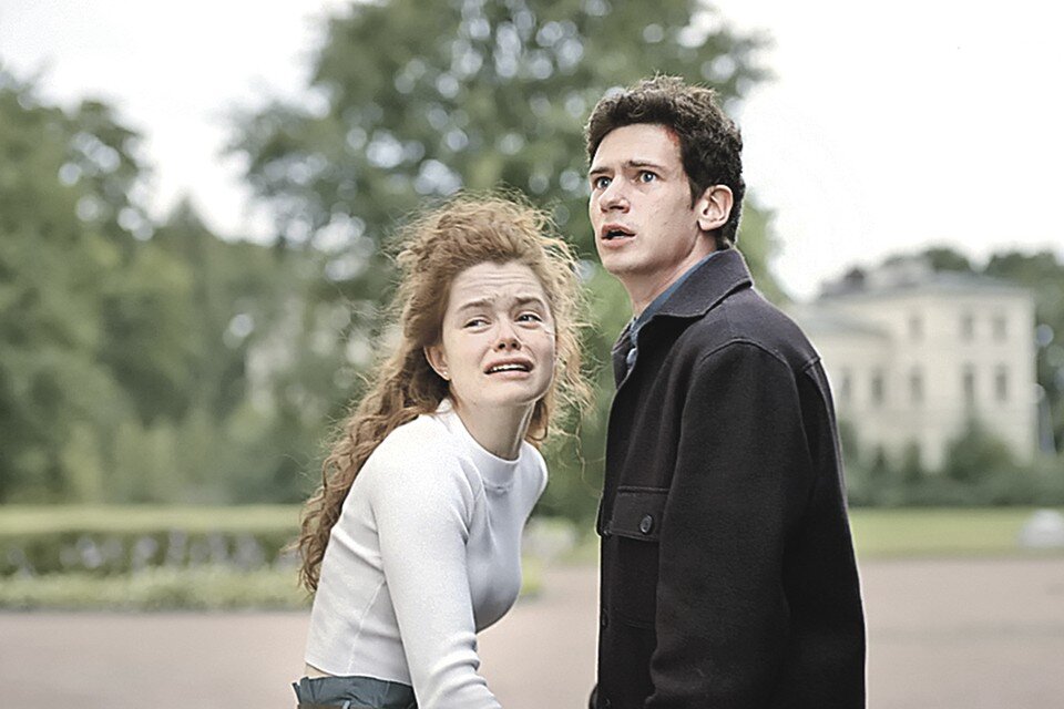    Владислав Тирон и Мила Ершова в сериале «Фандорин. Азазель». Фото: Кинопоиск