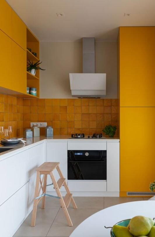 Яркий цвет в интерьере кухни может быстро утомить своей необычностью.