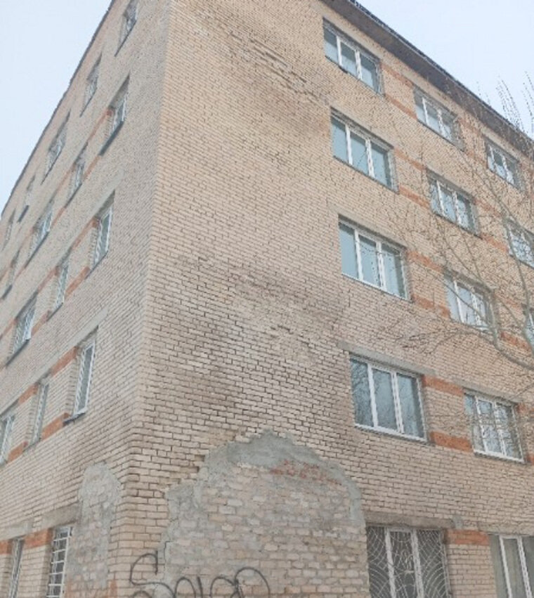    Кирпичная кладка дома разрушается и осыпается в нескольких местах здания
